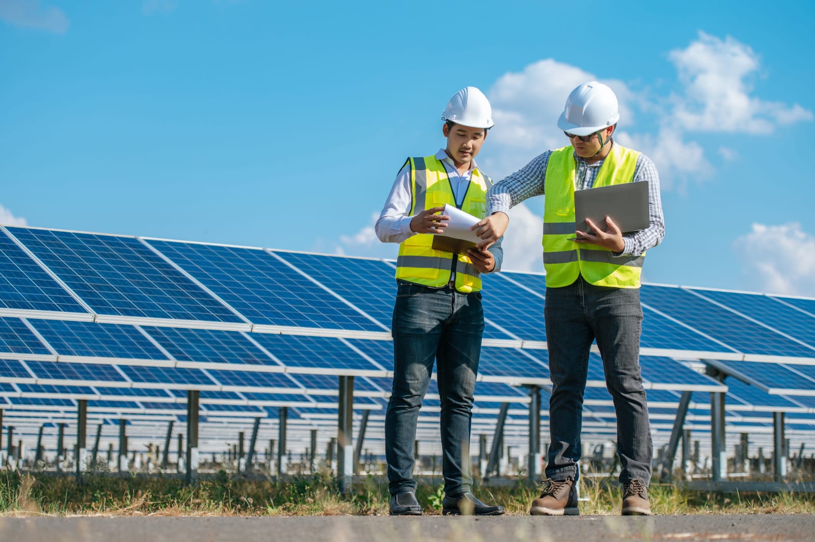 Ingenieros revisando paneles fotovoltaicos en una granja solar